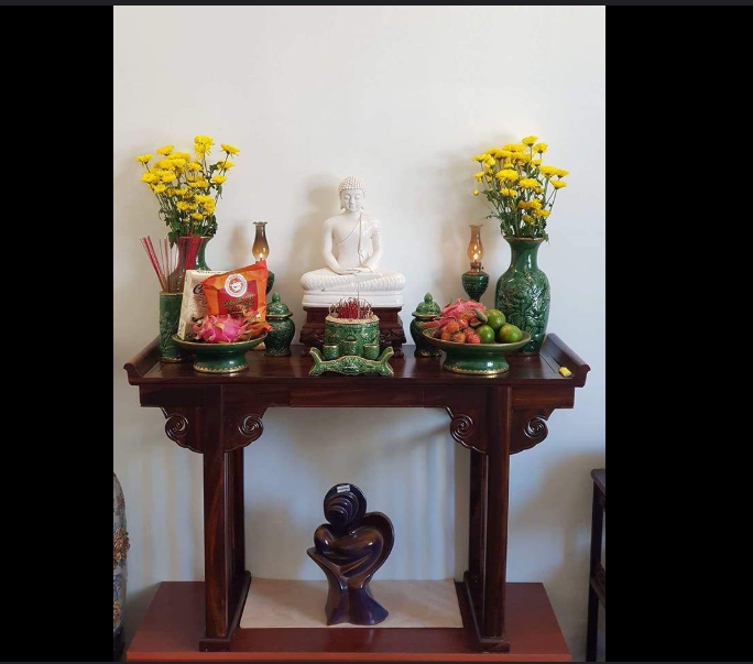 Bàn thờ trang trí bằng hoa cúc vàng